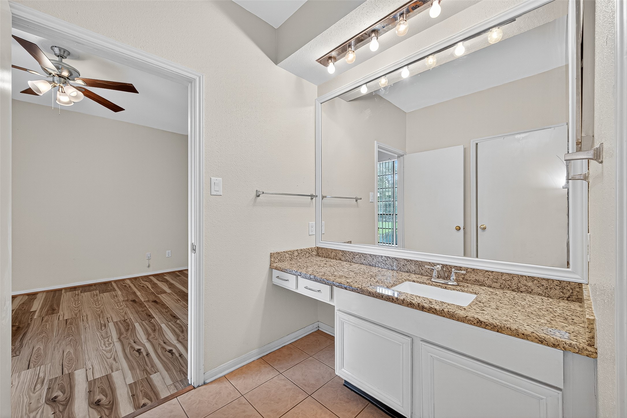 8055 Cambridge Street, Unit 89 Houston, TX 77054 - Photo 20 of 33 a bathroom with a sink and a mirror