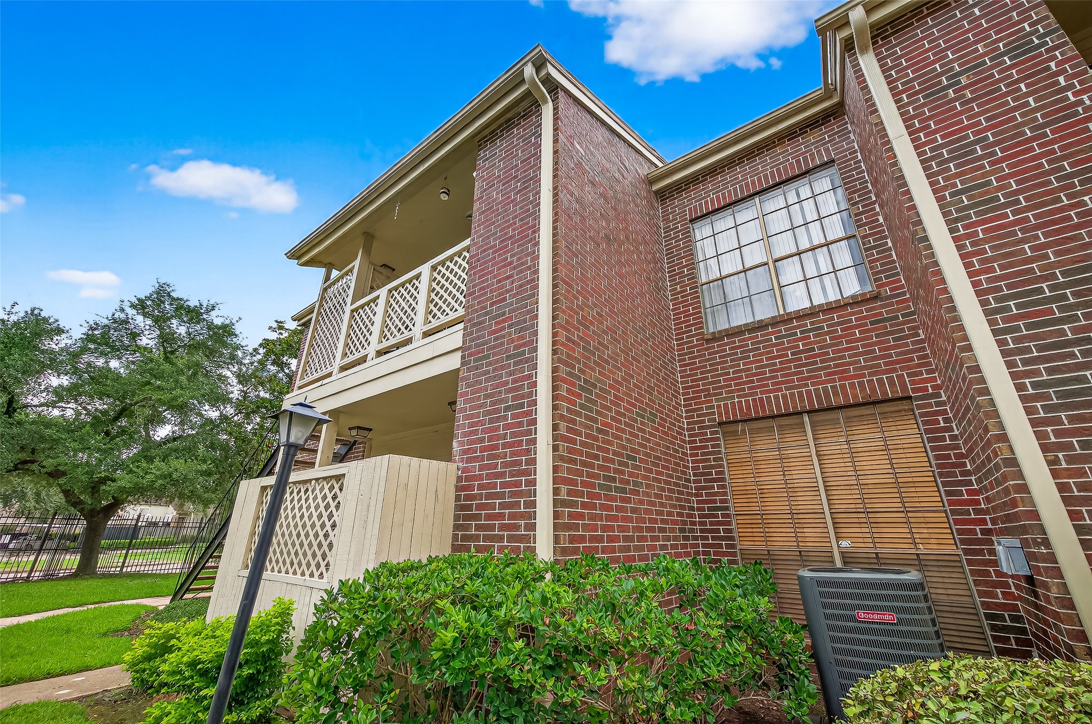 8055 Cambridge Street, Unit 89 Houston, TX 77054 - Photo 5 of 33 a front view of a house with garden