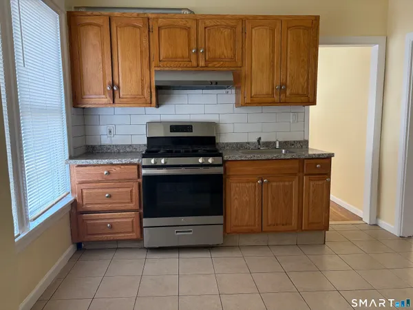 $2,000 | 252 Maplewood Avenue, Unit 1, Bridgeport, CT 06605