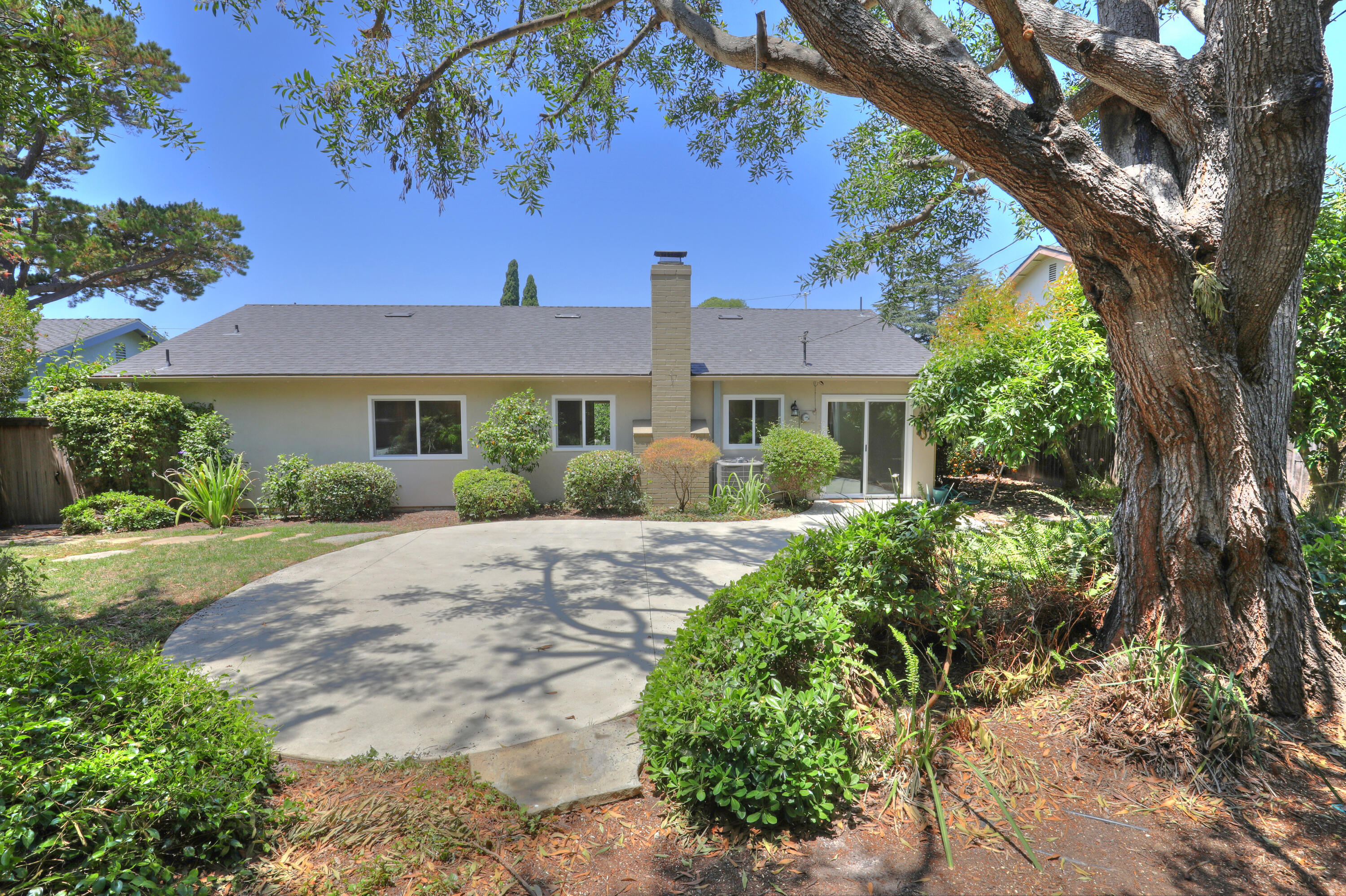 488 Wakefield Road Goleta, CA 93117 - Photo 27 of 34 a front view of a house with a garden