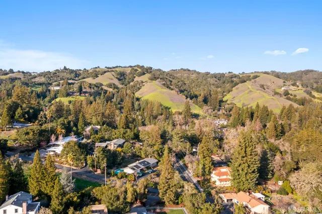 a living room filled with furniture