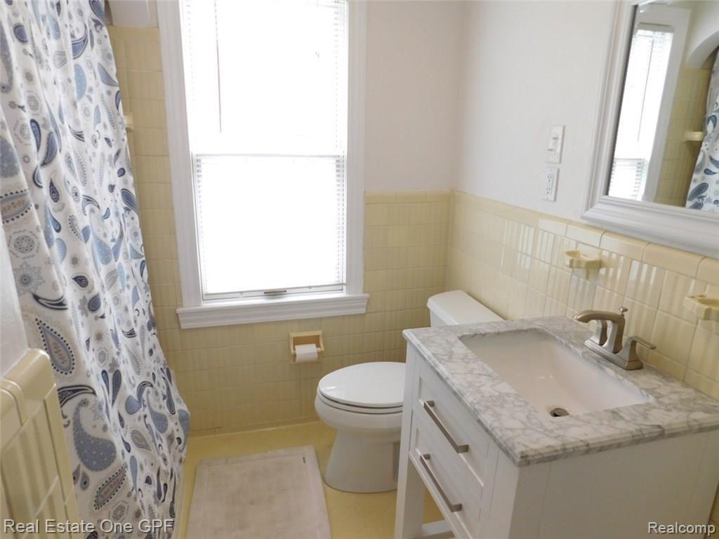 20057 Holiday Road Grosse Pointe, MI 48236 - Photo 19 of 32 20 DSCN1746.JPG