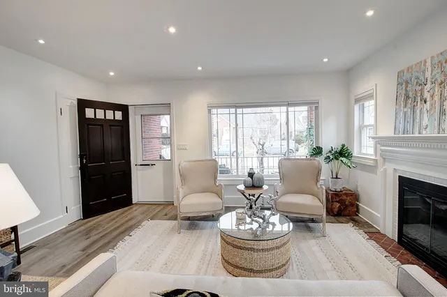 $2,950 | 102 Frederick Avenue, Frederick, MD 21701