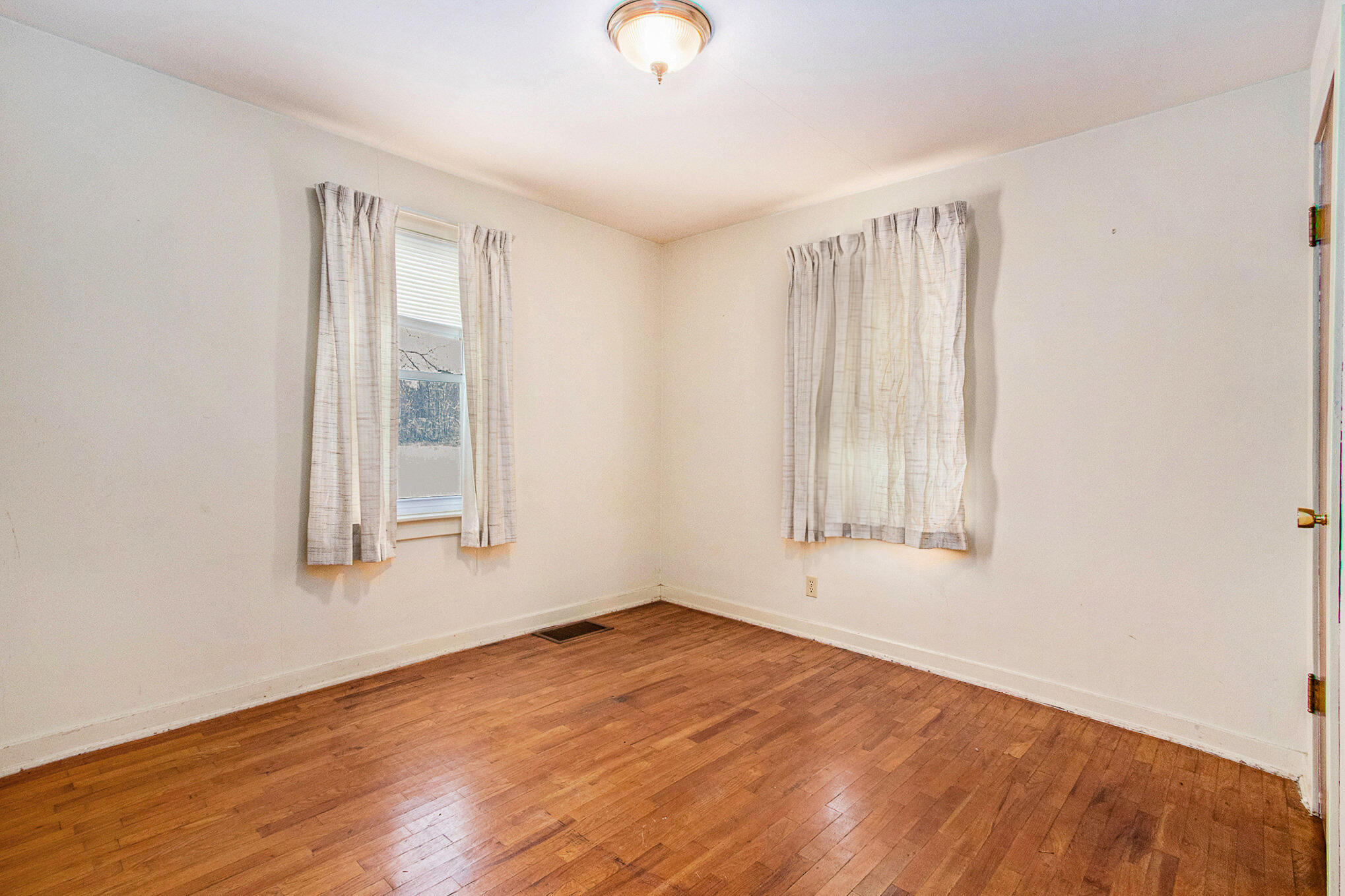 405 South Lowe Street Dowagiac, MI 49047 - Photo 15 of 29 012_file_572