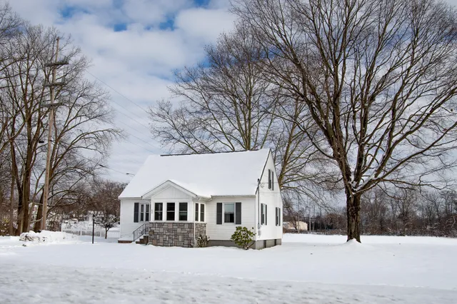 $198,900 | 405 South Lowe Street, Dowagiac, MI 49047