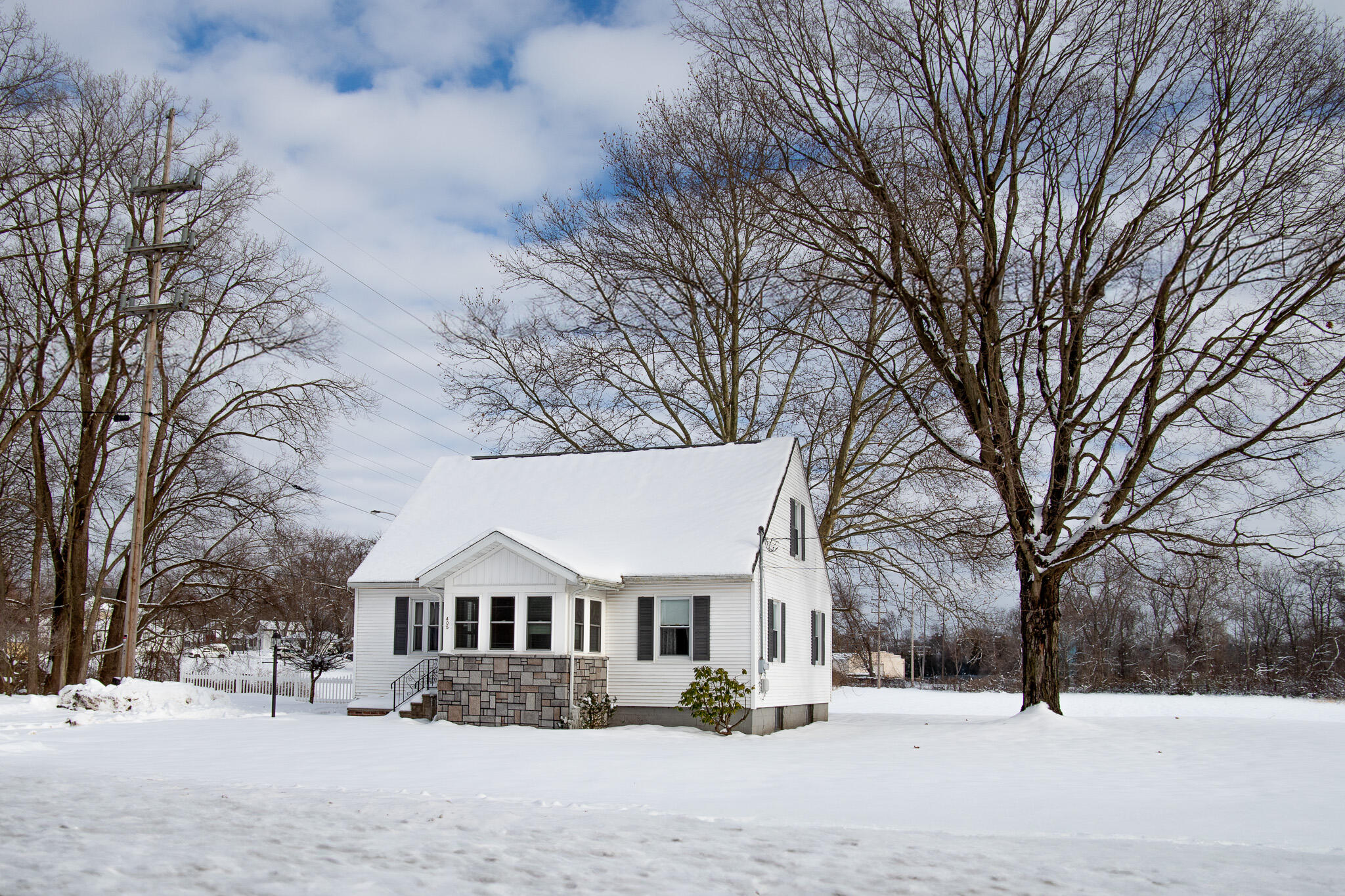 405 South Lowe Street Dowagiac, MI 49047 - Photo 2 of 29 IMG_1436