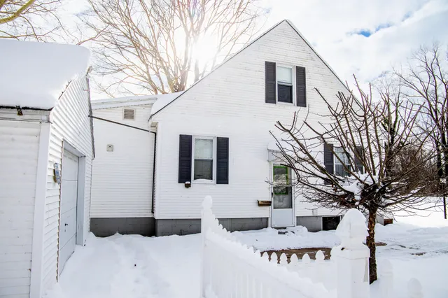 $198,900 | 405 South Lowe Street, Dowagiac, MI 49047