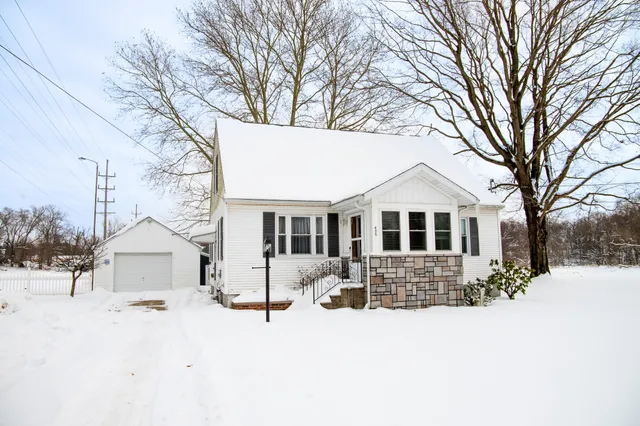 $198,900 | 405 South Lowe Street, Dowagiac, MI 49047