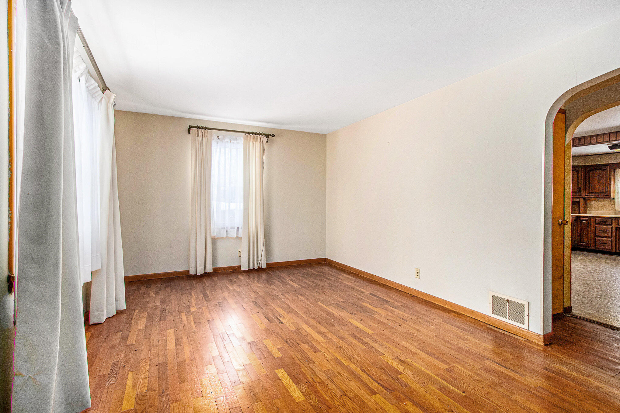 405 South Lowe Street Dowagiac, MI 49047 - Photo 10 of 29 006_file_100