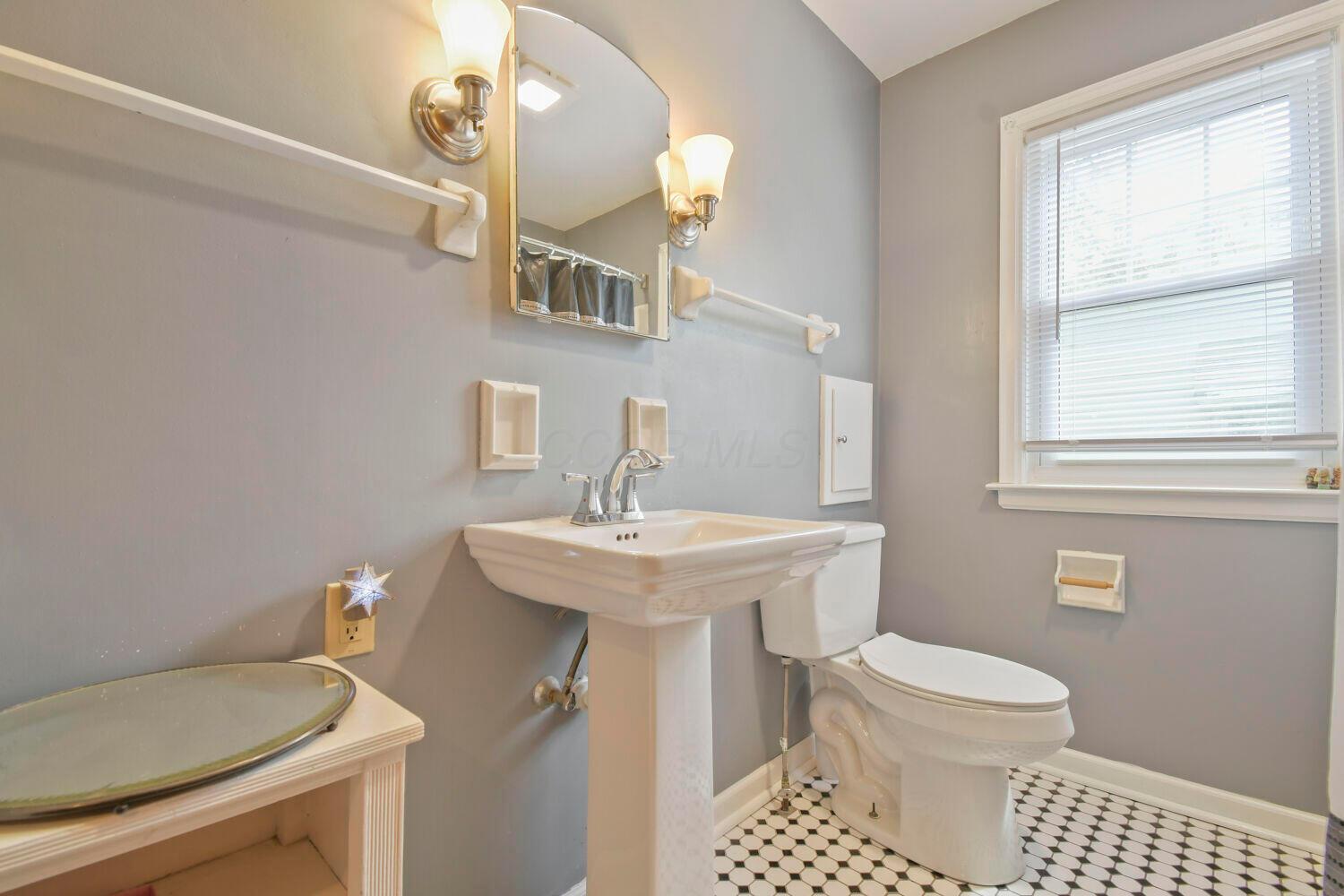 2732 Minerva Lake Road Columbus, OH 43231 - Photo 16 of 29 UPSTAIRS FULL BATH