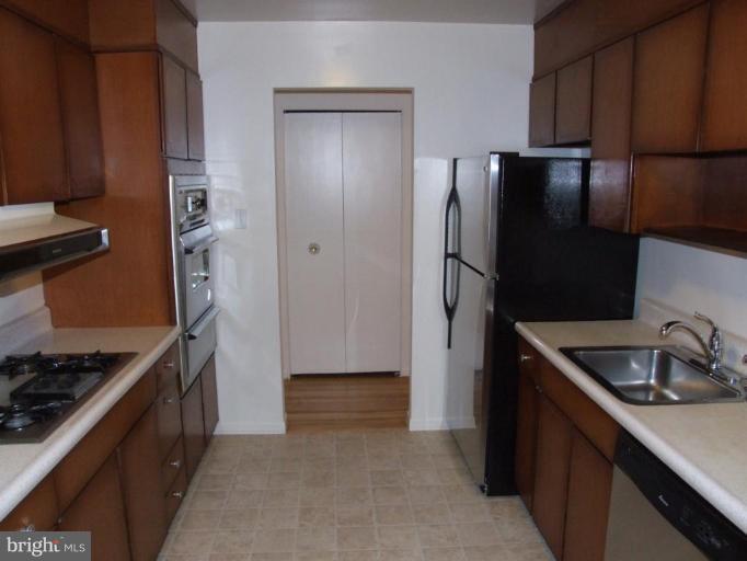 14211 Chesterfield Road Rockville, MD 20853 - Photo 11 of 28 Kitchen