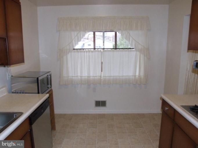 14211 Chesterfield Road Rockville, MD 20853 - Photo 13 of 28 Breakfast Area