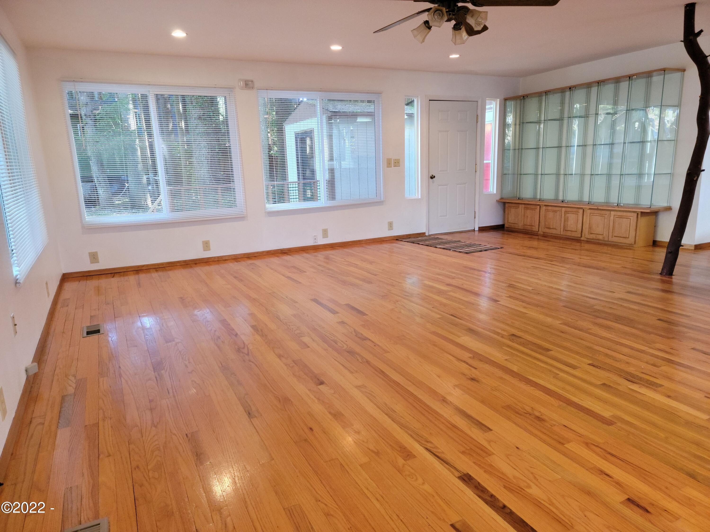 720 Collins Street Depoe Bay, OR 97341 - Photo 2 of 23 Living Room