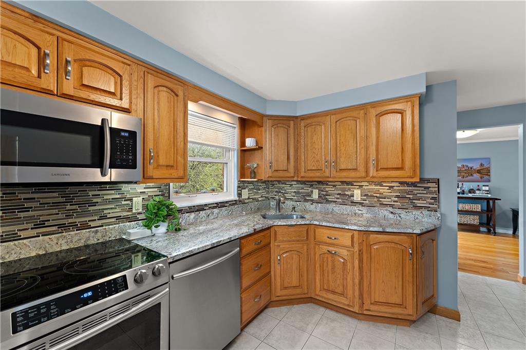 8502 Ridgemont Road Pittsburgh, PA 15237 - Photo 10 of 40 Kitchen with upgraded appliances and granite counters.