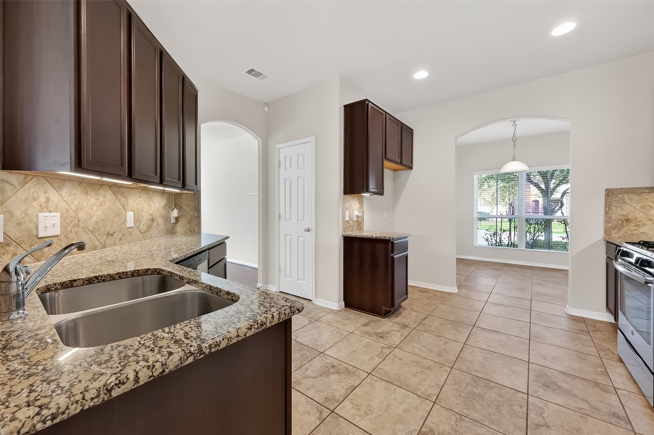 2672 Magnolia Fair Way Spring, TX 77386 - Photo 11 of 49 Large Kitchen with plenty of counter space.