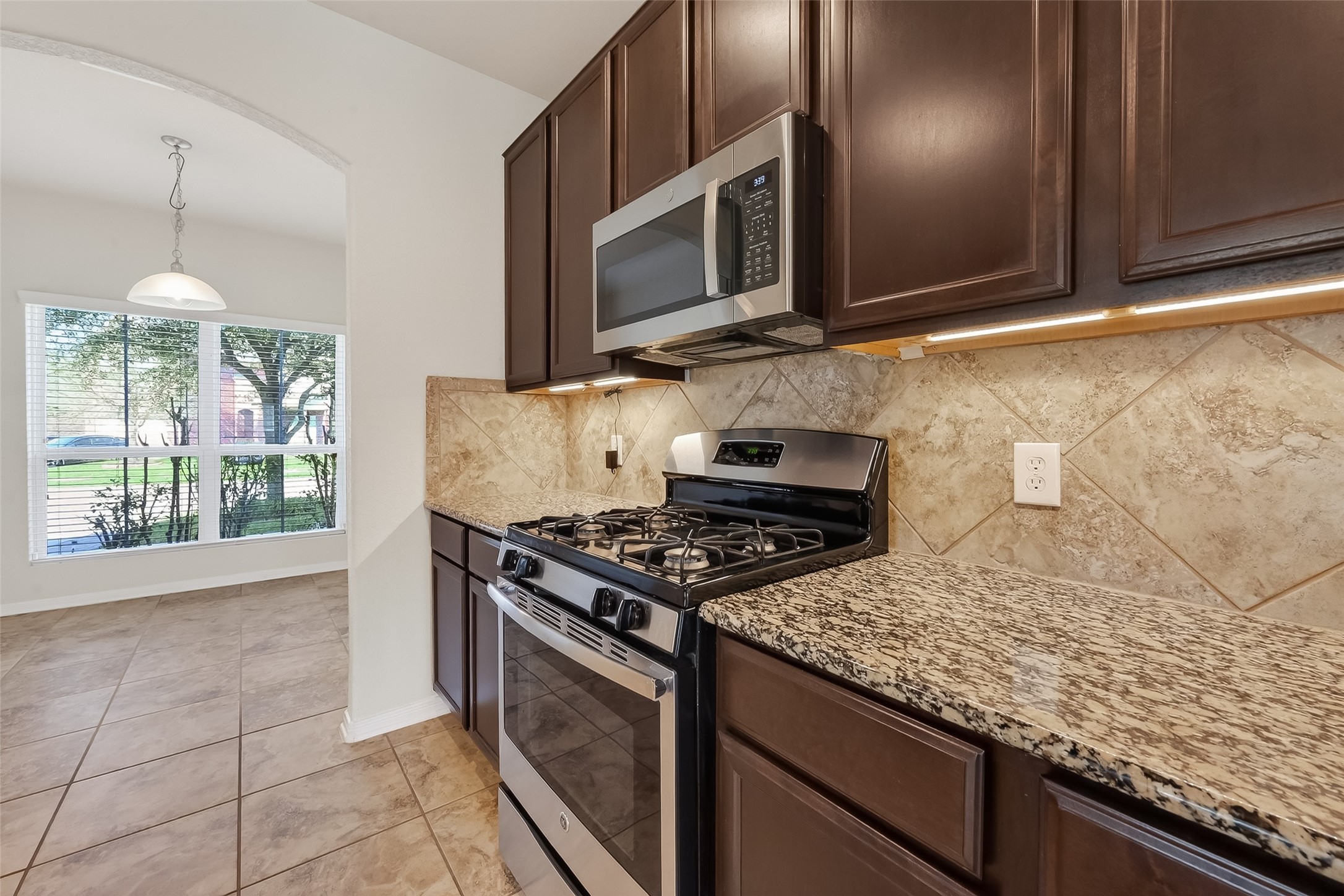 2672 Magnolia Fair Way Spring, TX 77386 - Photo 16 of 49 Open-concept kitchen flowing seamlessly into the breakfast nook.