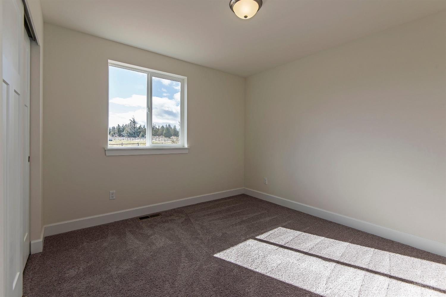 61165 Ward Road Bend, OR 97702 - Photo 20 of 25 an empty room with windows