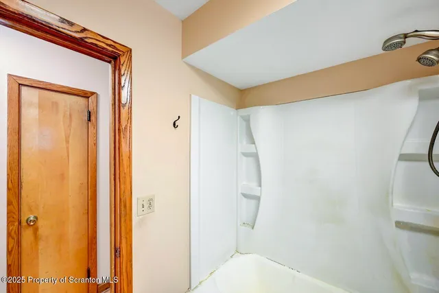 a view of room with a ceiling fan