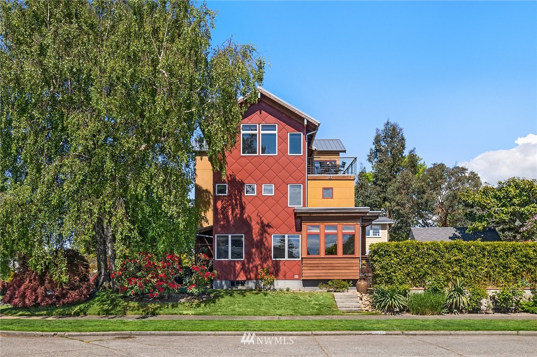 2252 Viewmont Way West Seattle, WA 98199 - Photo 2 of 5