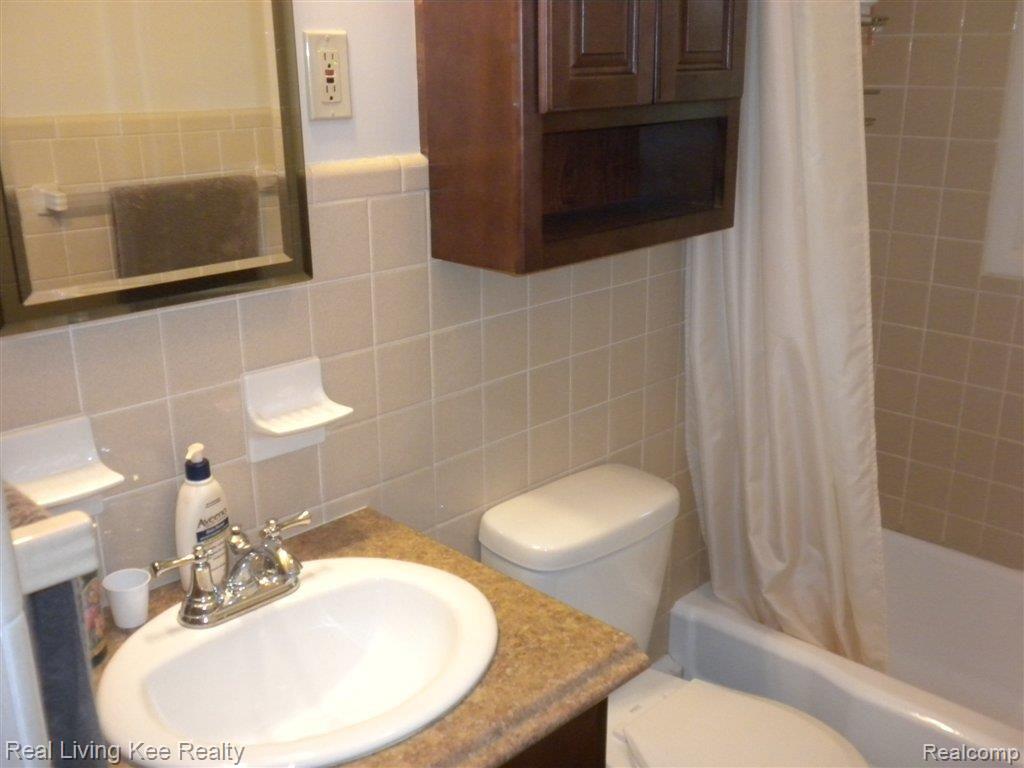 56 Texas Avenue Rochester, MI 48309 - Photo 16 of 24 Updated Main Bathroom