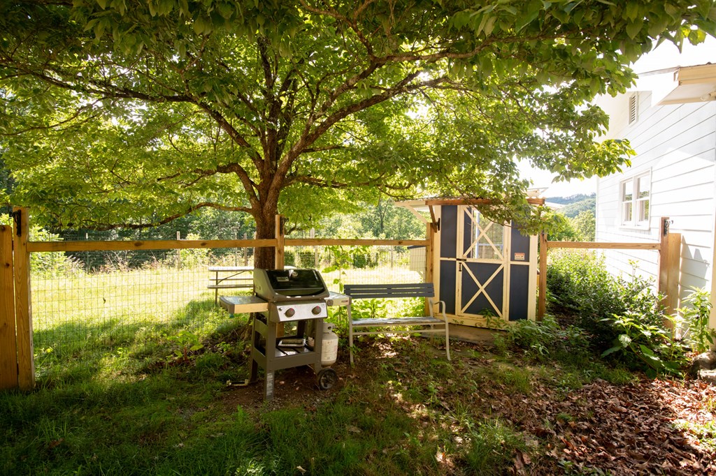 588 Pinetree Road Blue Ridge, GA 30513 - Photo 34 of 54 a backyard of a house with table and chairs