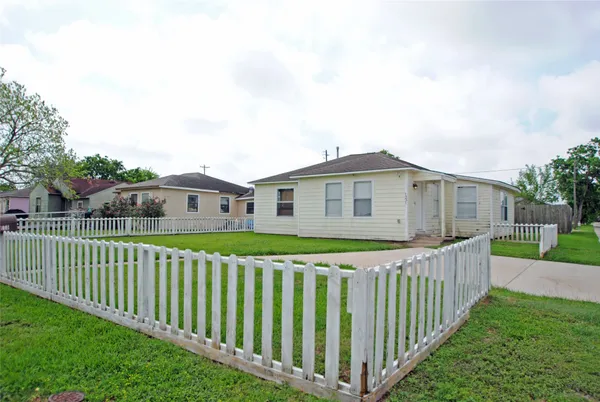$116,000 | 1231 West 7th Street, Freeport, TX 77541