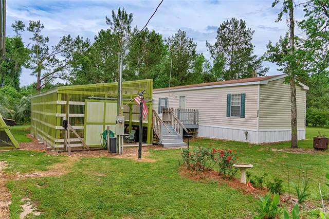 a view of a house with backyard