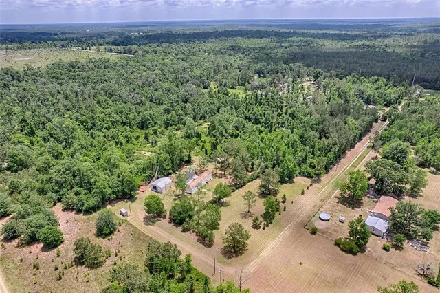a view of a yard with a house