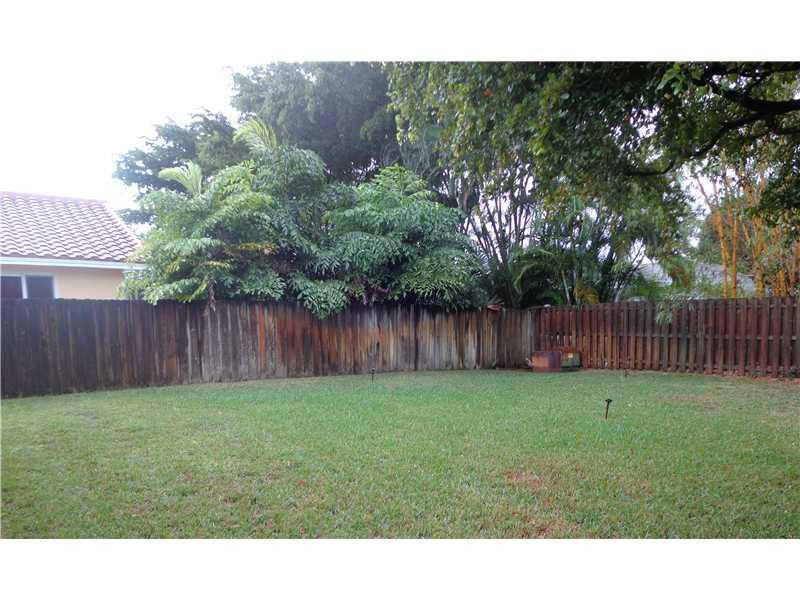 621 Southwest 75th Avenue Plantation, FL 33317 - Photo 18 of 20 a view of a backyard
