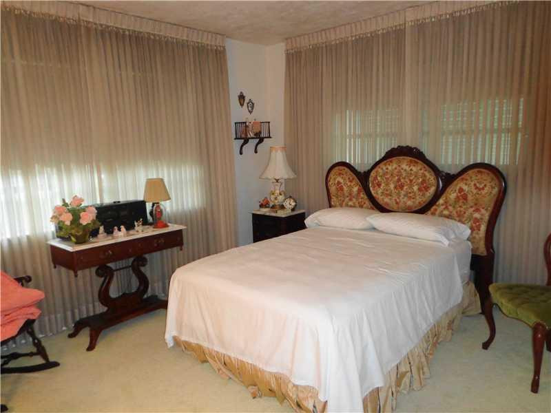 621 Southwest 75th Avenue Plantation, FL 33317 - Photo 5 of 20 a bedroom with a bed and a table