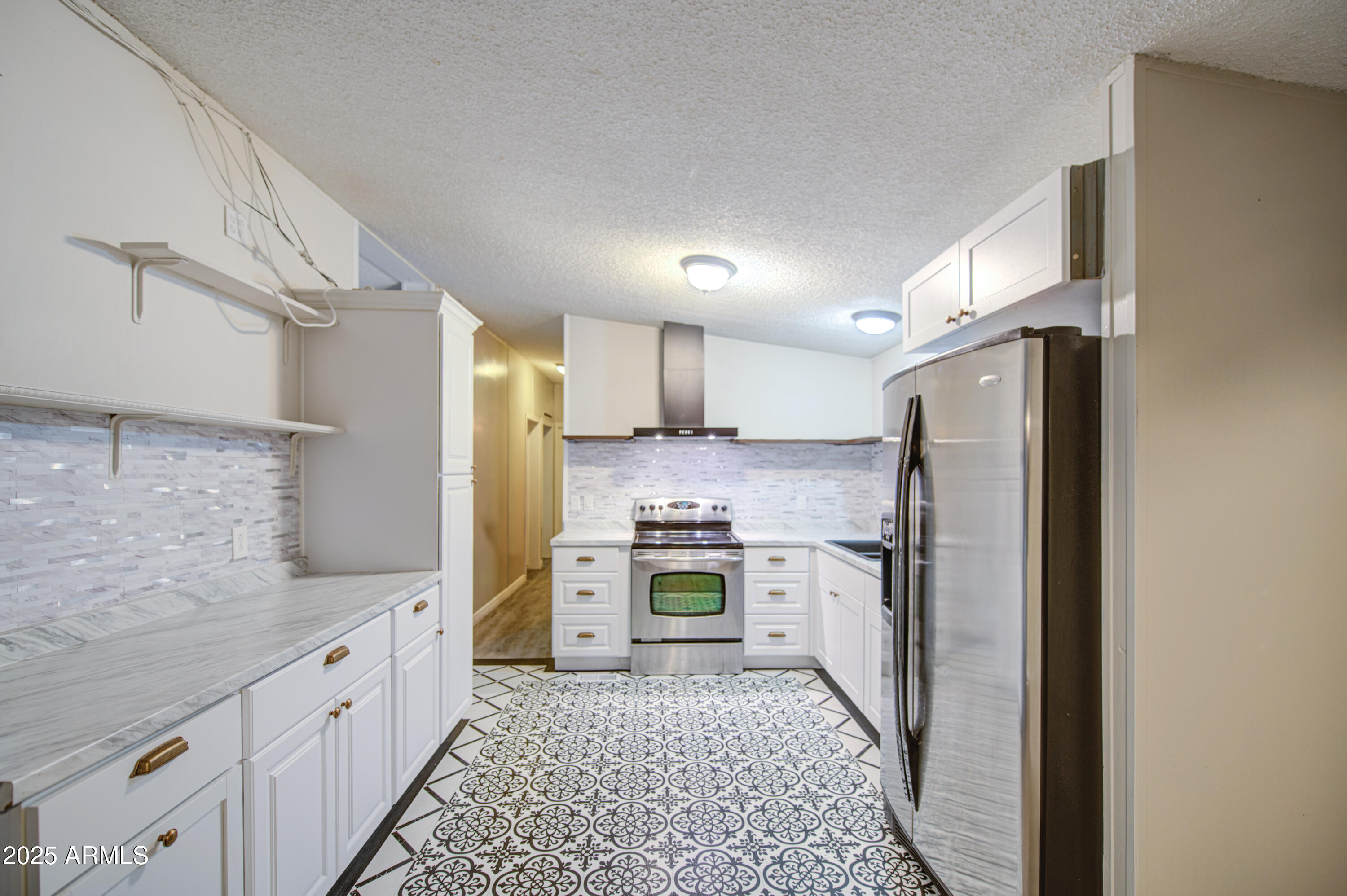 19401 North 7th Street, Unit 94 Phoenix, AZ 85024 - Photo 7 of 12 a large kitchen with a stove a refrigerator and a sink