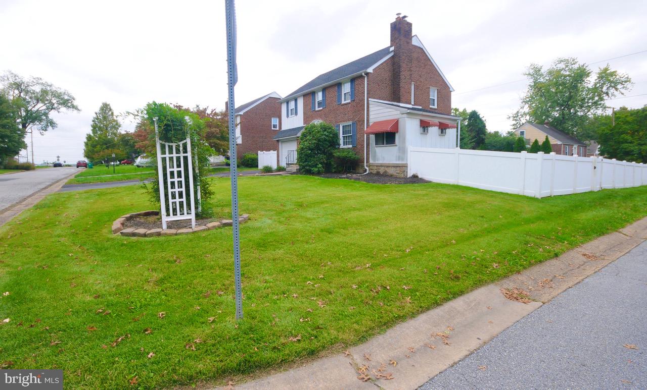20 Rolling Road Claymont, DE 19703 - Photo 2 of 22 Super large corner lot