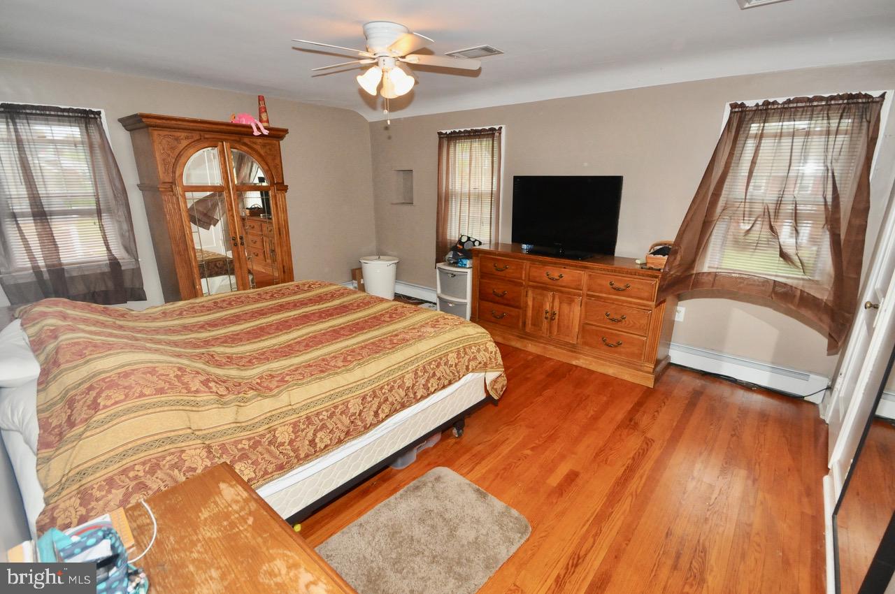 20 Rolling Road Claymont, DE 19703 - Photo 11 of 22 Roomy bedroom