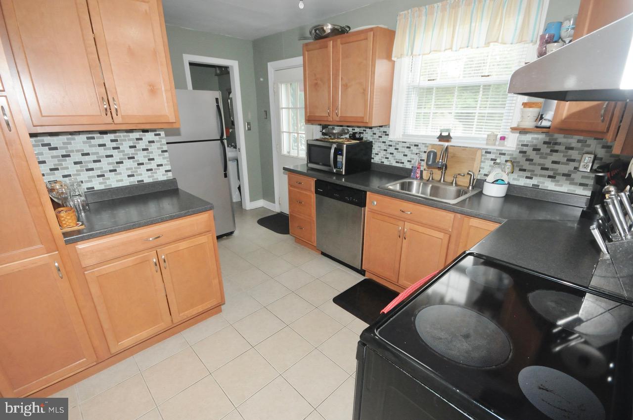 20 Rolling Road Claymont, DE 19703 - Photo 10 of 22 Plenty of room for home cooking