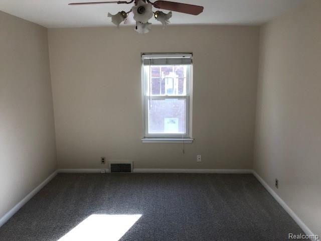 999 Roslyn Road Grosse Pointe Woods, MI 48236 - Photo 5 of 17