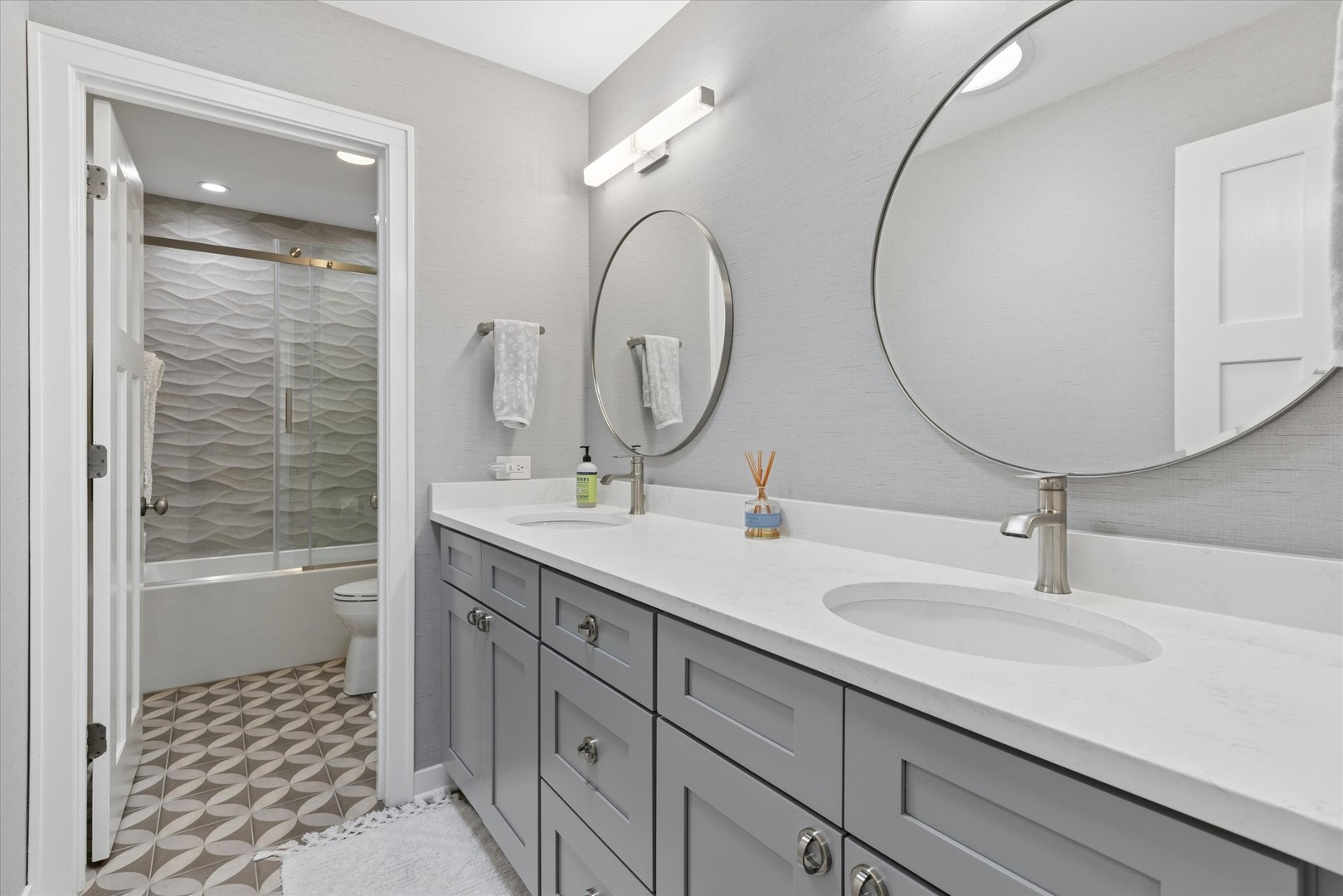 346 South Street Elmhurst, IL 60126 - Photo 26 of 43 a bathroom with a double vanity sink mirror and bathtub