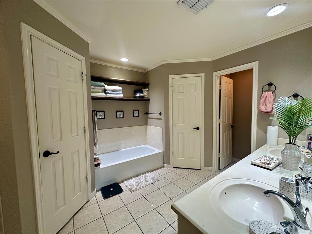 10504 Whitney Trace Drive Waco, TX 76708 - Photo 20 of 36 a bathroom with a sink a toilet and shower