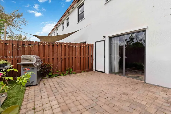 a view of a backyard