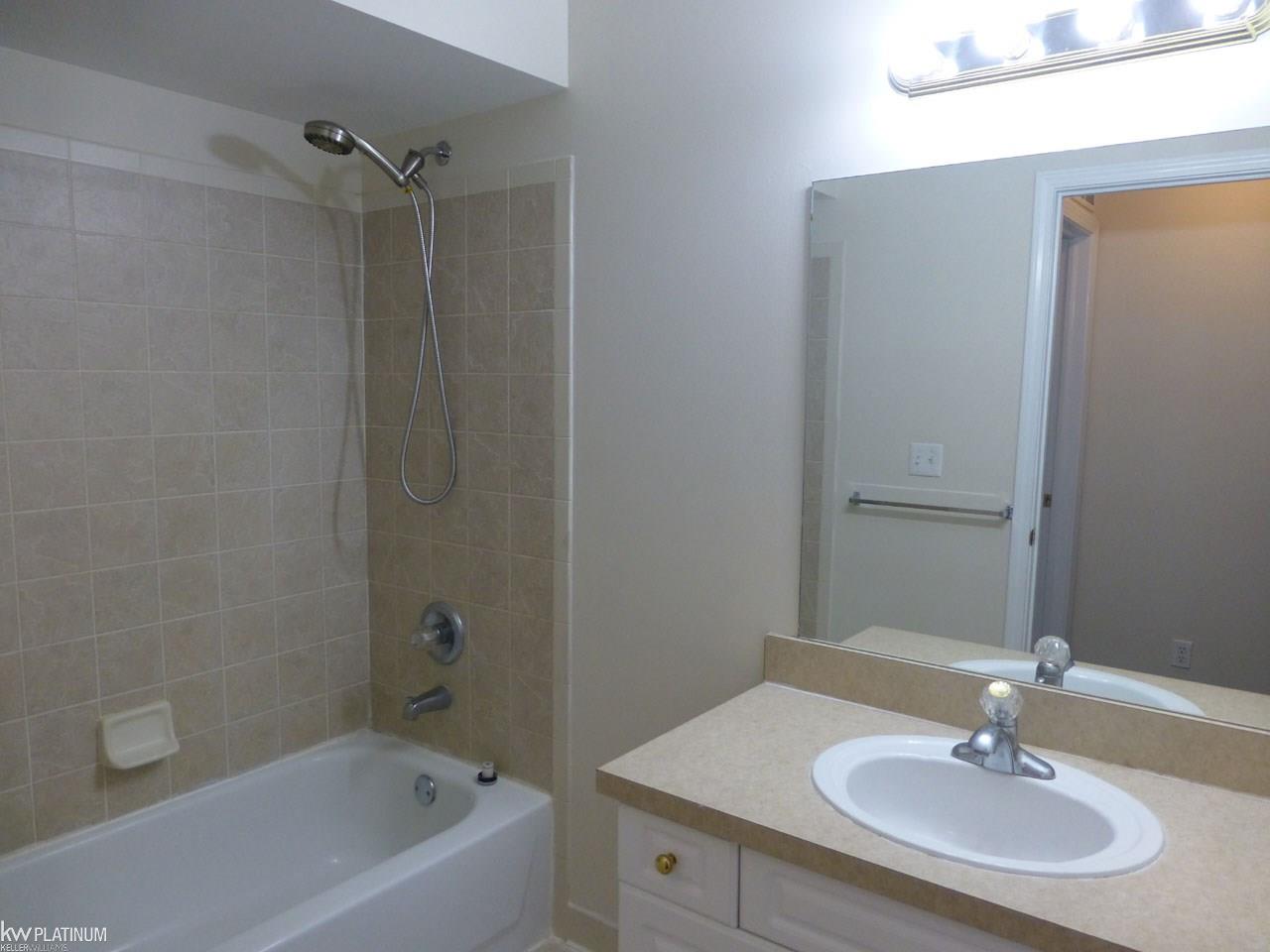 3643 Oakmonte Boulevard Rochester, MI 48306 - Photo 13 of 47 Traditional tub/shower full bath adjacent to the second bedroom