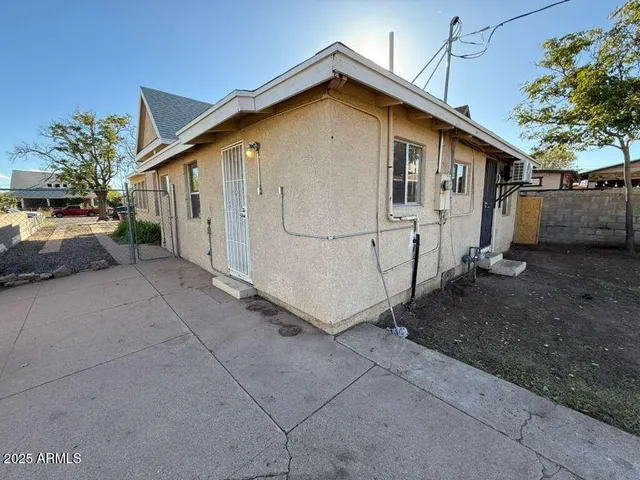 a view of a house with backyard