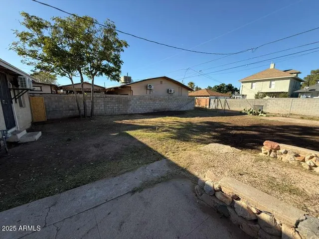 a view of a backyard