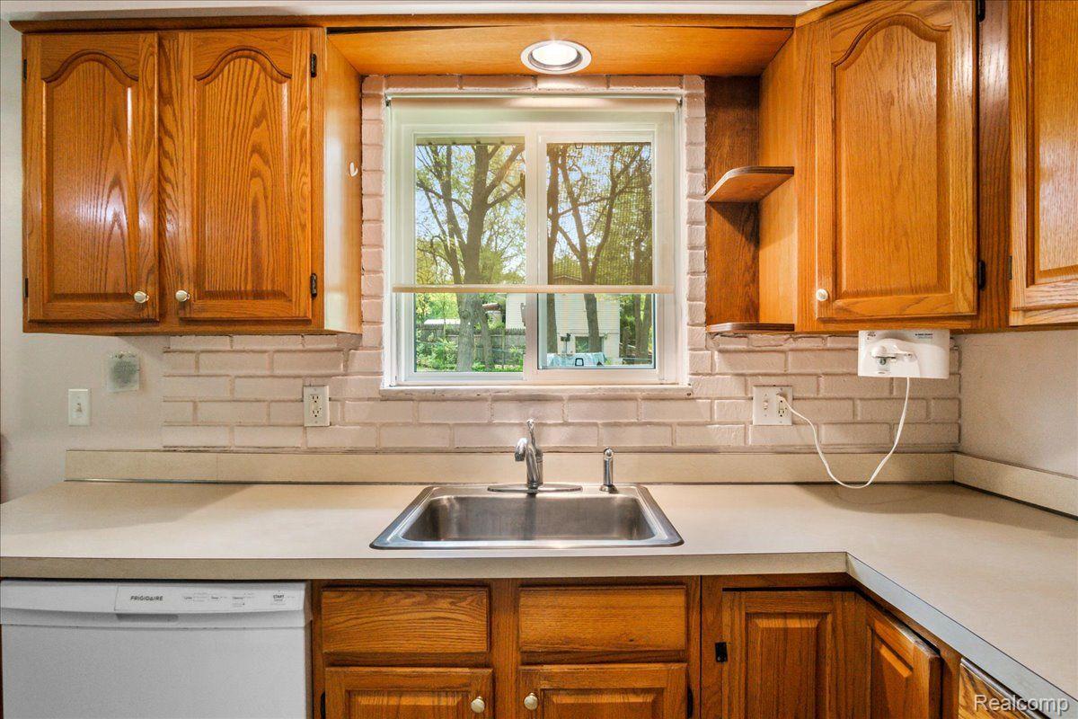 5073 West Harvard Road Clarkston, MI 48348 - Photo 11 of 47 Kitchen with view into backyard