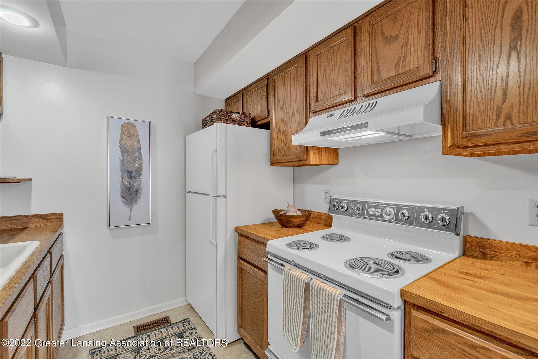 215 East Jolly Road, Unit G6 Lansing, MI 48910 - Photo 6 of 15 Kitchen 1