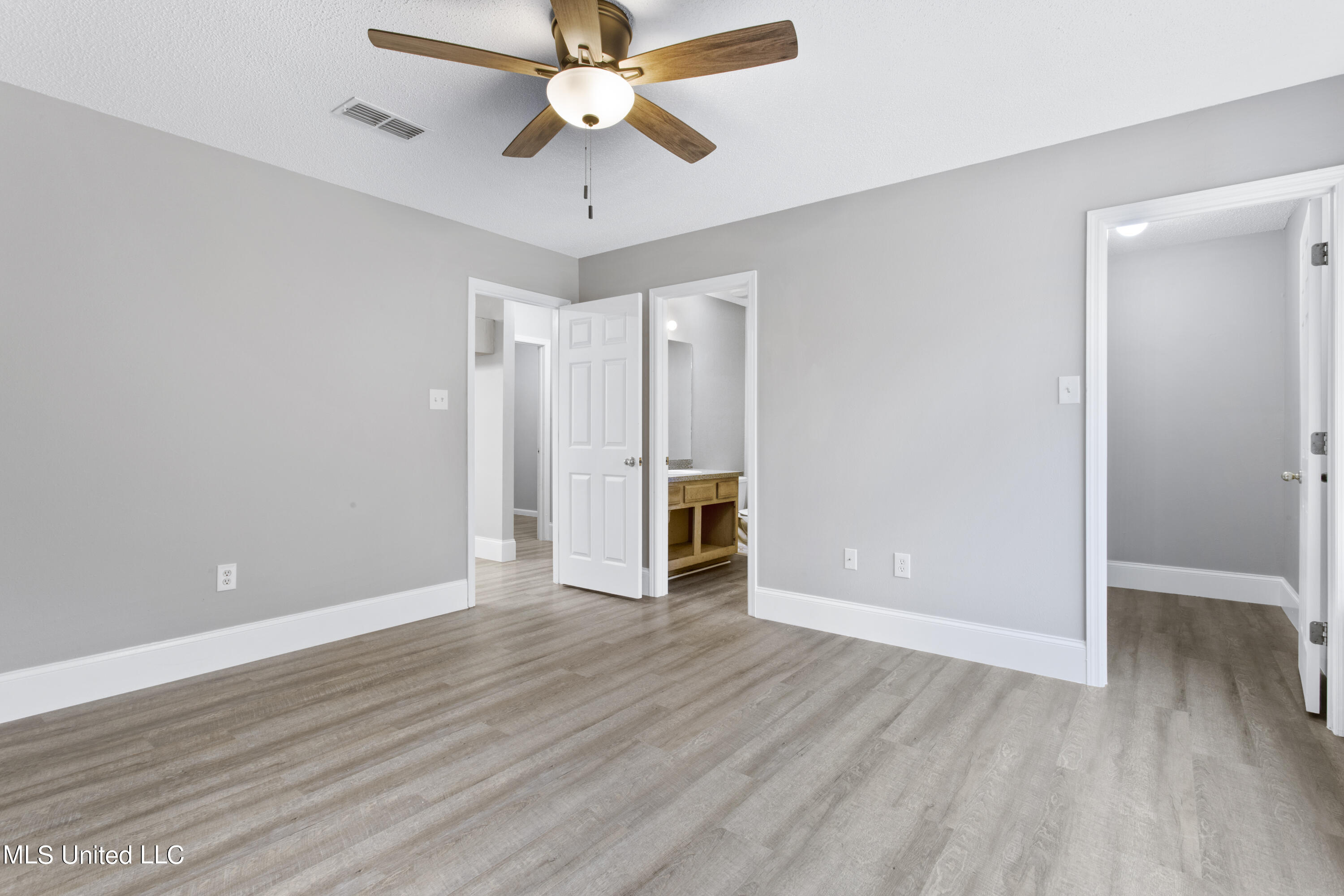 13907 Omega Road Vancleave, MS 39565 - Photo 14 of 27 Primary with walk-in