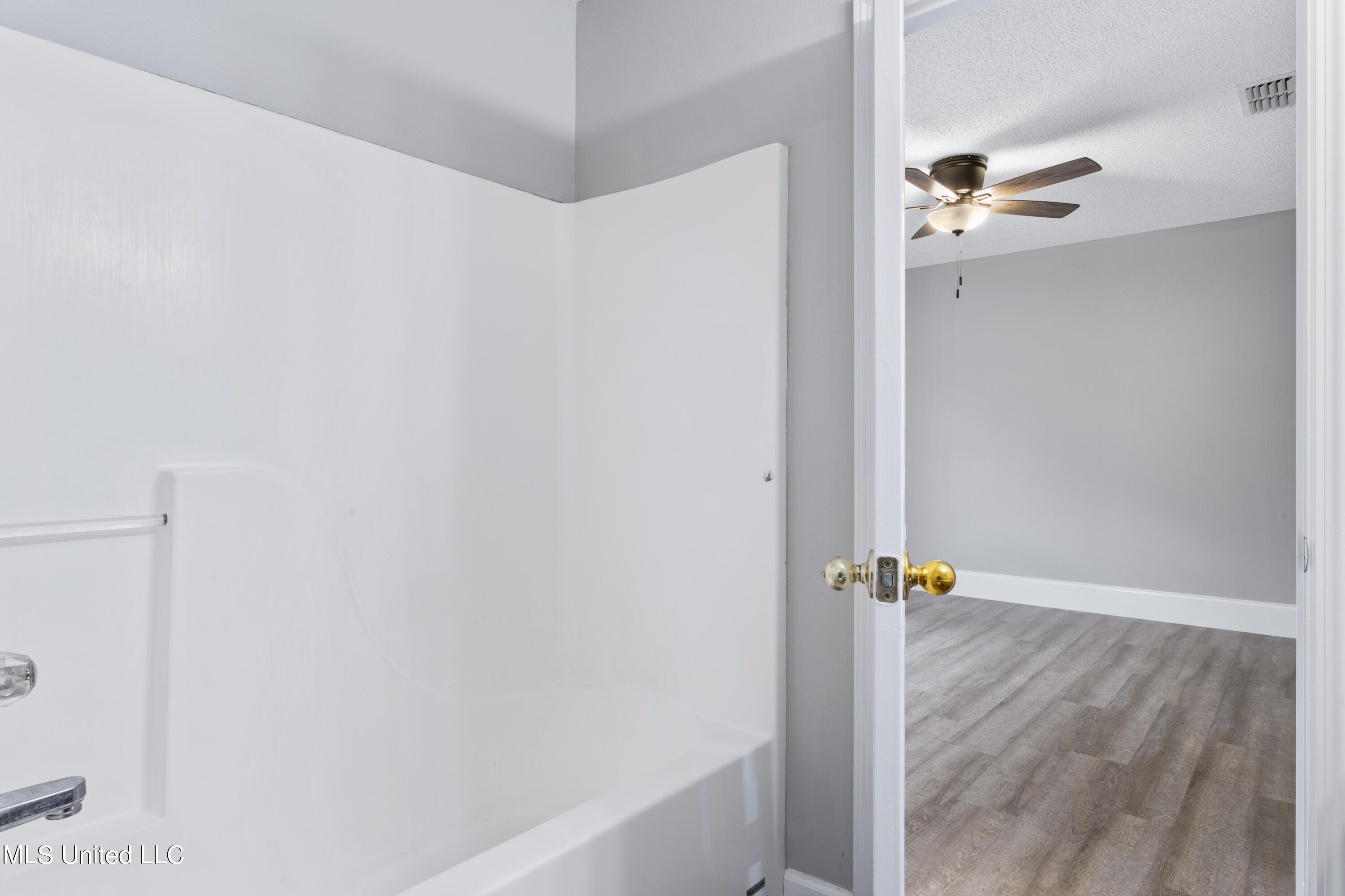 13907 Omega Road Vancleave, MS 39565 - Photo 16 of 27 Primary Full bathroom