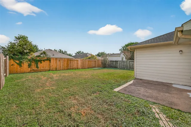 a view of a house with backyard