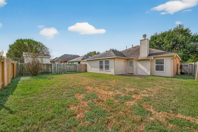 a view of a house with backyard and garden