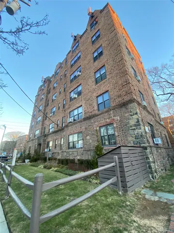 $409,000 | 141 Wyckoff Place, Unit 6E, Woodmere, NY 11598