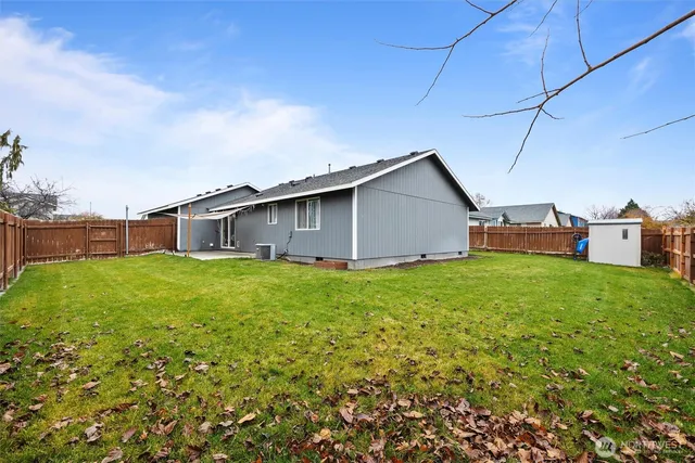 a view of a house with backyard