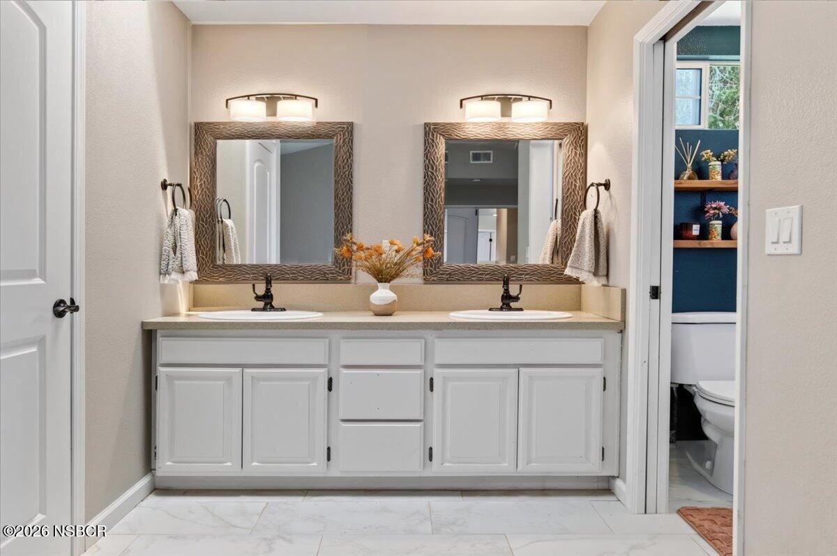 1513 Woodmere Road Santa Maria, CA 93455 - Photo 31 of 47 Primary en suite